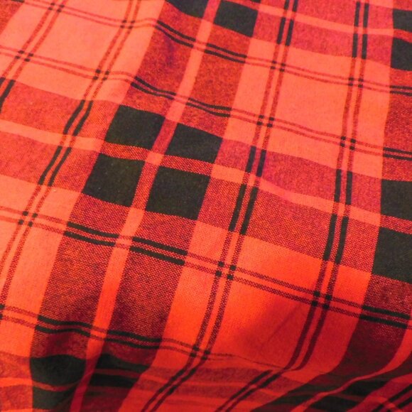 ROUND COTTON/POLY BLACK & RED CHECKERED TABLE CLOTH - Picture 3 of 4